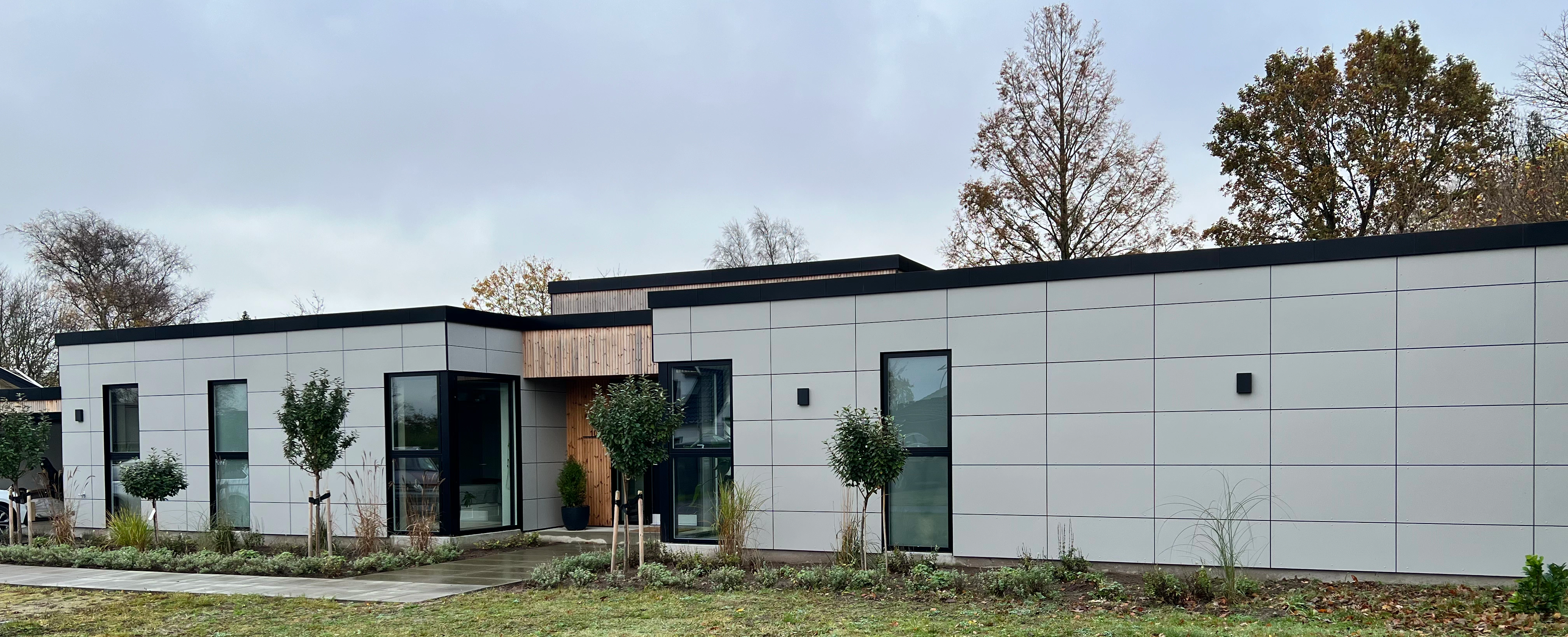 Arkitekttegnet hvid funkisvilla med fladt tag