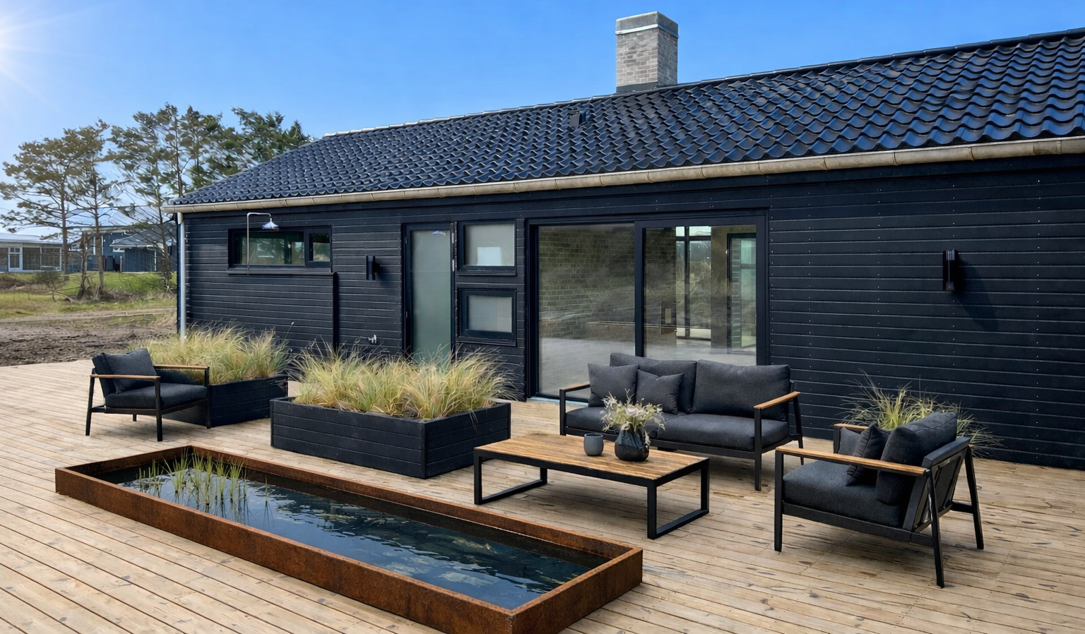 Arkitekttegnet sort sommerhus i træ