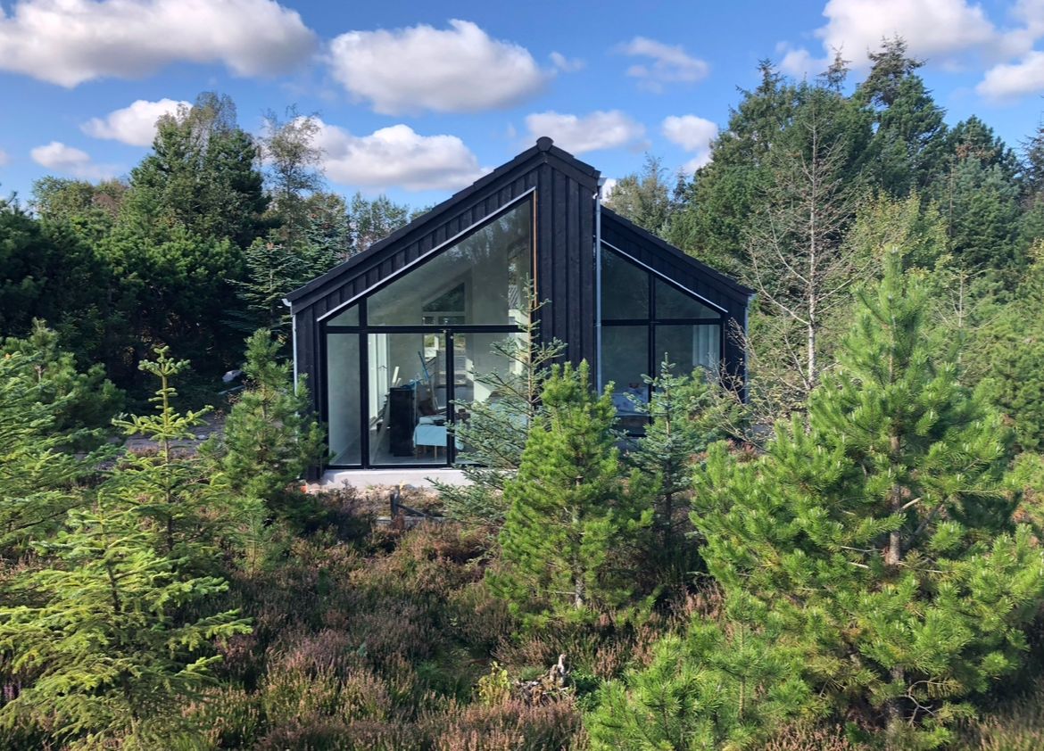 Ombygget villa med zinkbeklædning og store vinduespartier