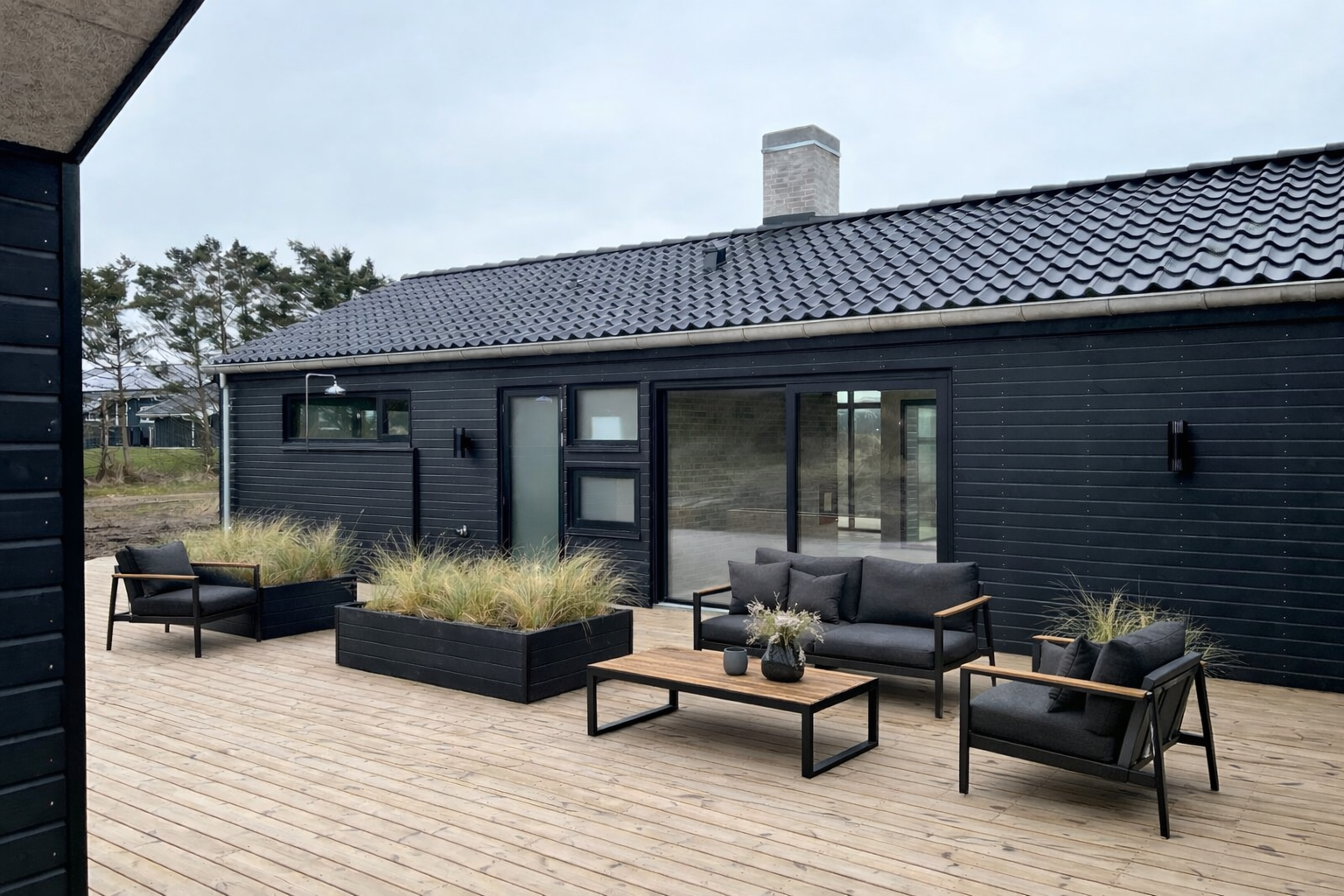 Tilbygning med lodret træbeklædning