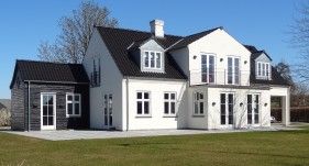 Hvid arkitekttegnet skagensvilla med karnap og sort tag